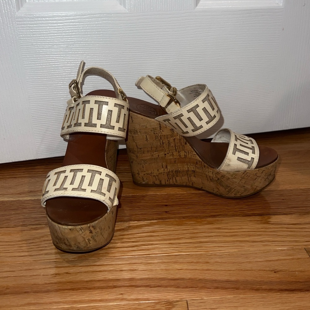TORY HURCH WHITE LEATHER LOGO WEDGE HEELS SZ 6